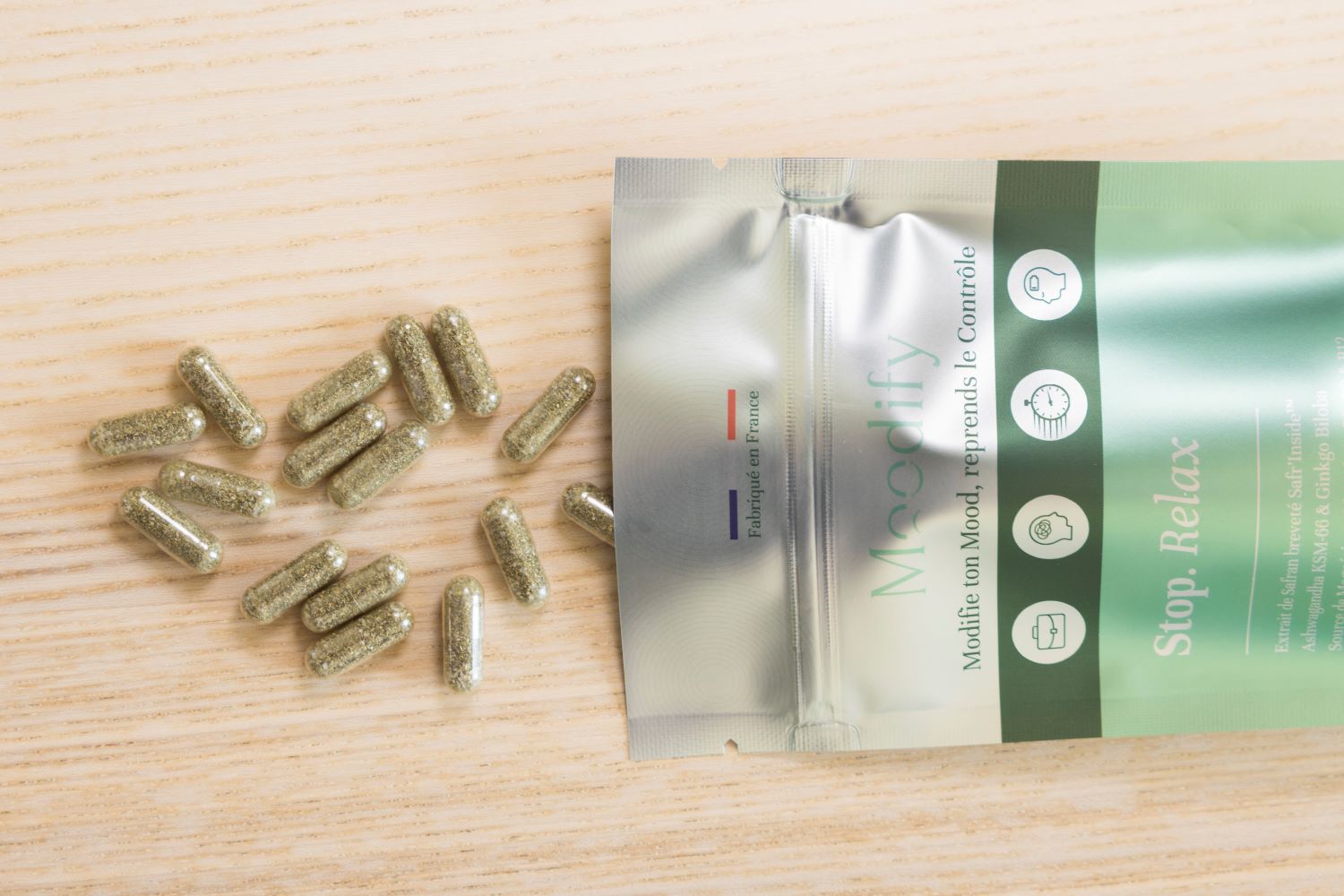 Stop. Relax, le complément alimentaire anti-stress naturel, allie les bienfaits de l’ashwagandha KSM-66, du safran Safr’Inside et du magnésium bisglycinate pour réguler le cortisol et améliorer la résilience face au stress. Son format pratique vous permet d’intégrer facilement une routine bien-être au quotidien, au travail comme à la maison.